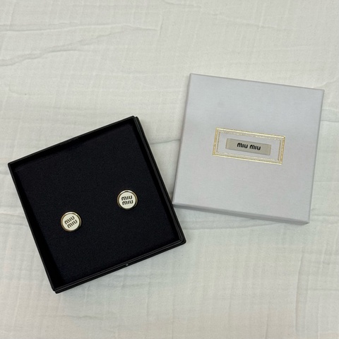 Miu Miu經典奶油白琺瑯金色圓形Logo針式耳環（附原廠盒/紙卡全配，近全新）