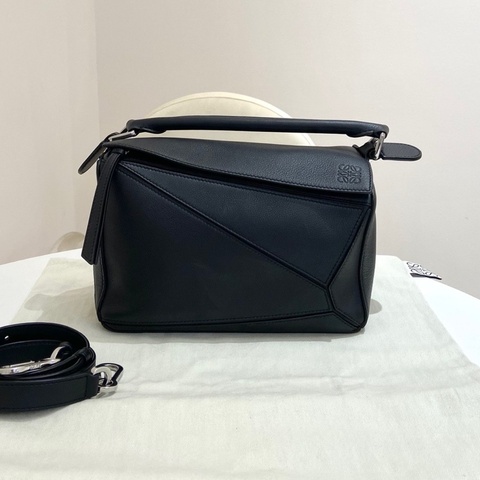 Loewe羅意威黑色牛皮小號puzzle幾何包 尺寸：24*10*15 附件：塵袋 肩帶。