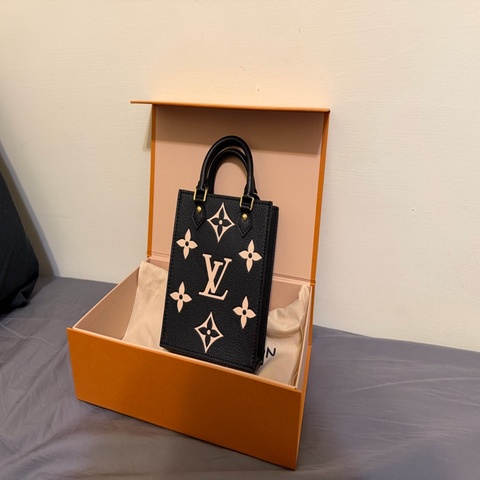 Louis Vuitton 路易威登LV M81416 PETIT SAC PLAT經典LOGO Monogram Empreinte牛皮斜背包(迷你/黑x米)
