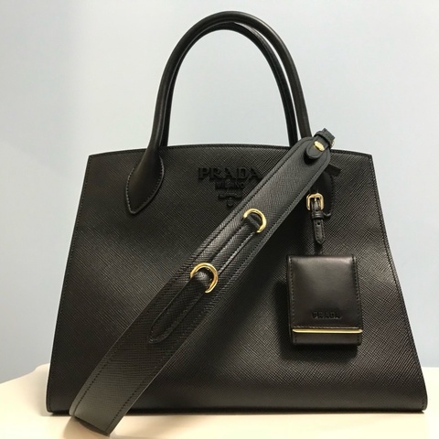 Prada monochrome 黑色手提肩背包。