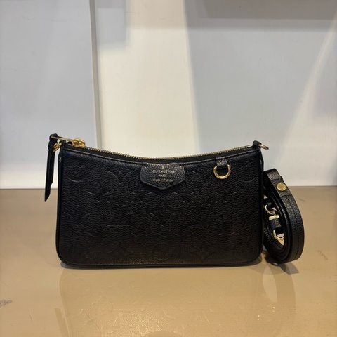 LV 黑牛皮壓紋EasyPouchOnStrap肩斜背包M80349