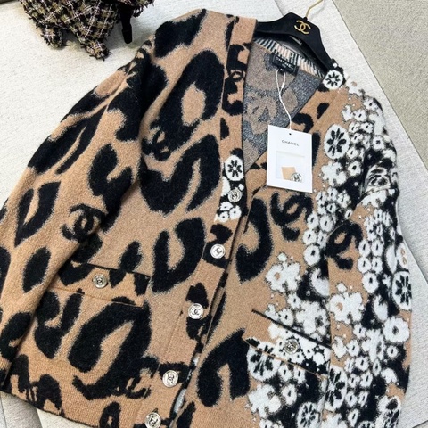 Chanel • 23A達喀爾卡其色拼黑色羊毛馬海毛混紡豹紋山茶花針織開衫
