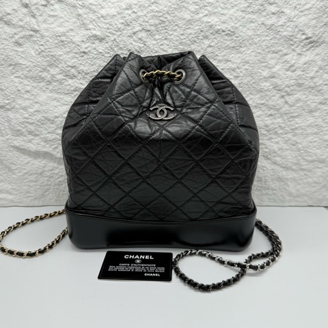 香奈兒 Chanel 黑銀 褶皺小牛皮流浪雙肩包 小書包  27開 尺寸：23*27*9cm