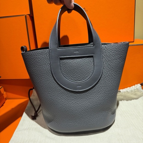 Hermes 愛馬仕 in the loop 石板灰 豬鼻子 菜籃子 水桶包 Stamp:W 尺寸:23*25*15cm 配件：塵袋。