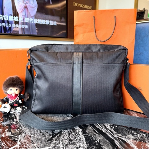 Hermes 愛馬仕 黑色帆布斜挎包 單肩斜 37*7*28