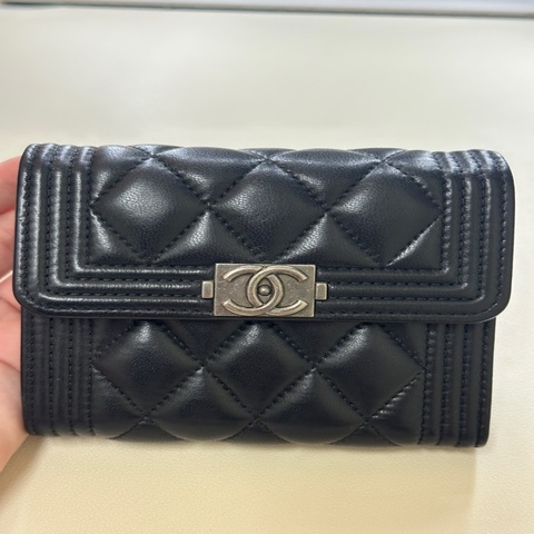 Chanel boy 三折短夾 羊皮銀扣