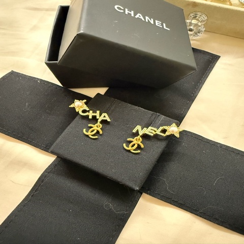 CHANEL香奈兒24C水鑽字母珍珠星星垂墜logo貼耳式耳針式耳環