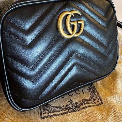 GUCCI 735355 GG Marmont 18cm 牛皮斜背相機包 黑