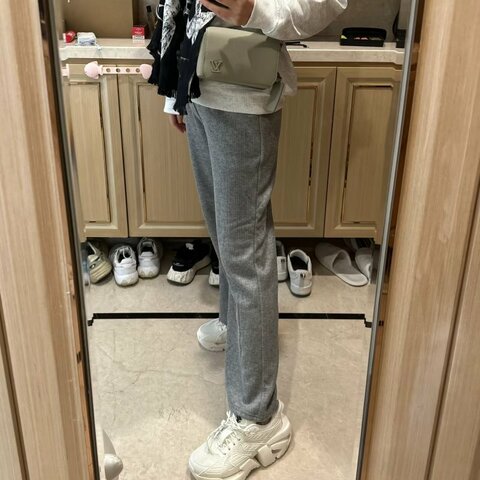 LV 郵差包芯片款 灰綠色 荔枝牛皮 24 x 10 x 28  98新配件塵袋 肩帶