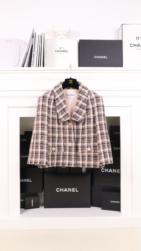 Chanel 19年春夏预告邮轮系列秀款粉棕格纹粗花呢珍珠扣两口袋外套林允同款