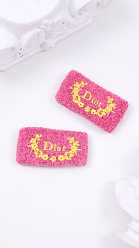 Dior玫红色金色刺绣护腕
