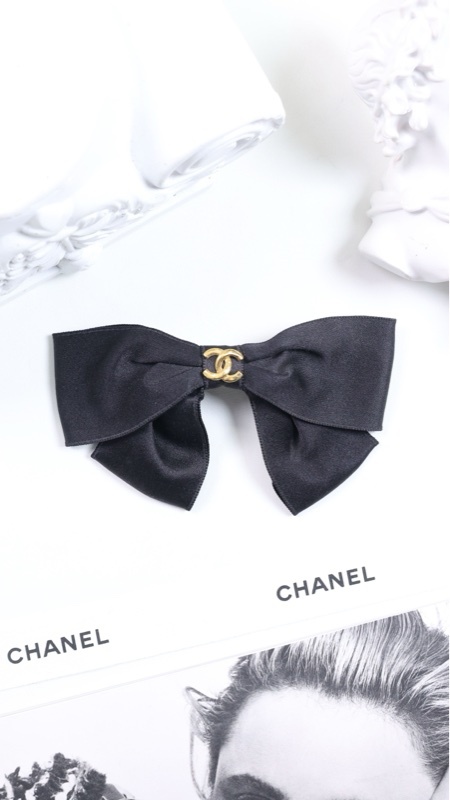 Chanel黑金缎面cc蝴蝶结发夹