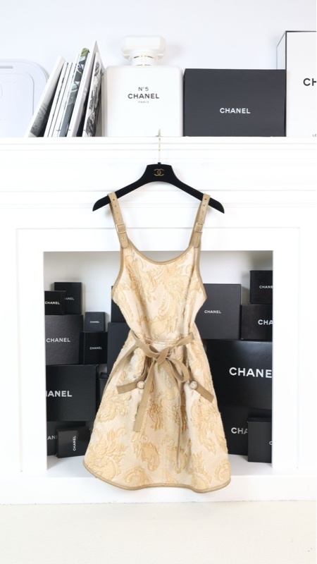Chanel 13年凡尔赛宫系列秀款金色锦缎皮革滚边露背连衣裙