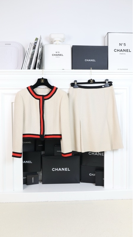 Chanel 01年秀款coco米白红黑滚边crop短上衣半裙套装