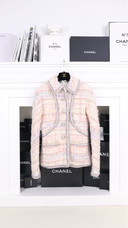 Chanel 17年地控系列秀款马卡龙色珍珠扣银色滚边两口袋外套
