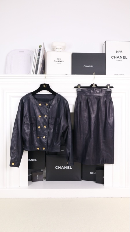 Chanel 深蓝色小羊皮双排金扣皮衣上衣半裙套装