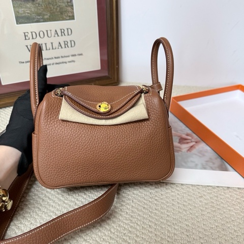 愛馬仕/Hermes mini Lindy 手提包單肩包  金棕色荔枝紋牛皮金扣