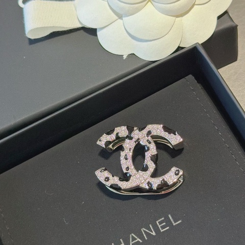 Chanel 全新 黑白豹紋閃鑽 絲巾釦 🐈‍⬛全新/萬用飾品