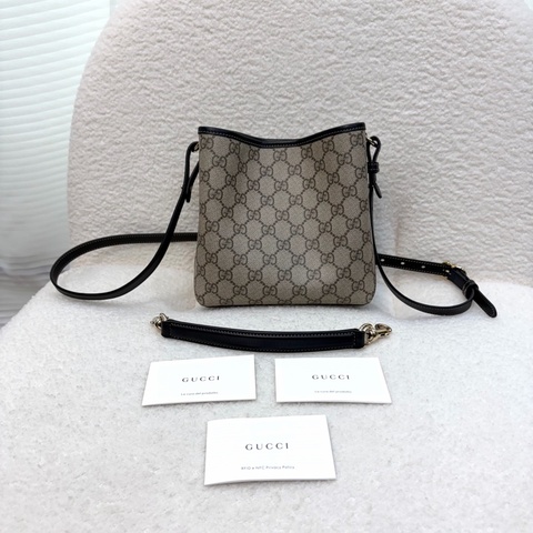 GUCCI黑牛皮GG滾邊Emblem手提側背水桶包 815118