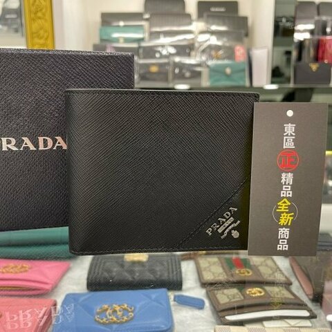 東區正精品㊣PRADA 2MO513 全新黑色防刮皮銀色字紋logo八卡短夾RZ3218