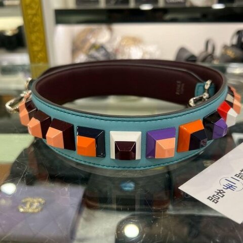 東區正精品㊣FENDI 藍色拼酒紅色全皮彩色方塊鉚釘銀釦寬版肩背帶 91.5cm 寬4cm RZ6561