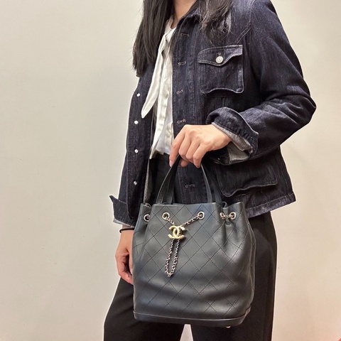【震撼撿漏👍🏻全網最低價💫】Chanel/香奈儿 保值款黑金牛皮水桶包
