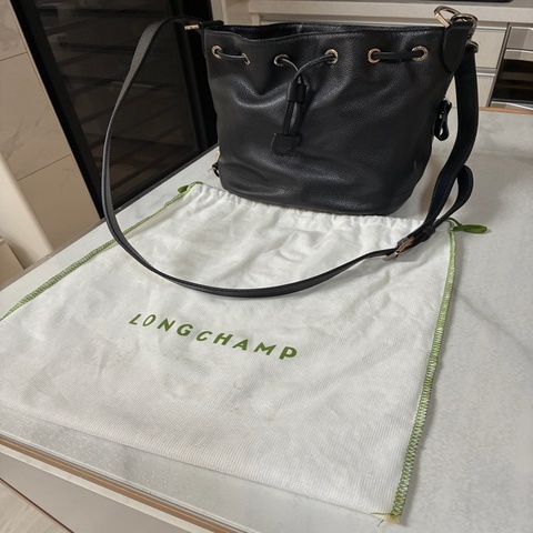 Longchamp Le Foulonné 系列的黑色牛皮水桶包