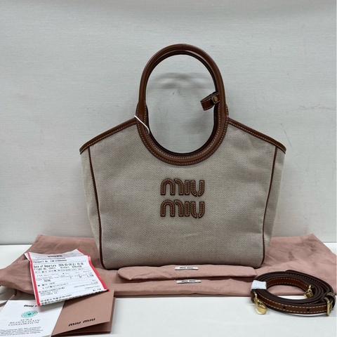 99新MIU MIU繆繆 米色帆布托特包Tote包購物袋 斜挎手提包 芯片款 26年3月小票 尺寸：23*11*18cm 附件：塵袋 小票。