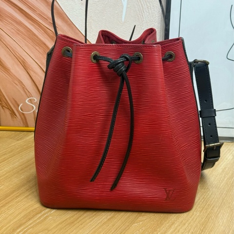 LV EPI 紅色水波紋水桶包