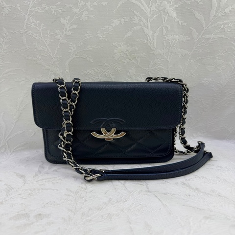 這款 CHANEL "CC Box Flap" 肩背包