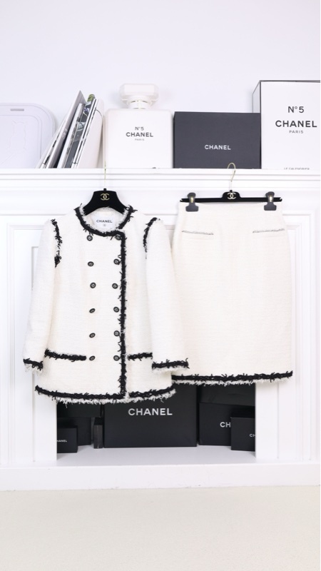 Chanel 09年春夏系列秀款黑白流苏滚边圆领两口袋外套半裙套装FR40 24/5