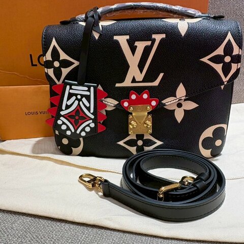 Louis Vuitton Pochette Métis 黑色壓花塗鴉風格郵差包