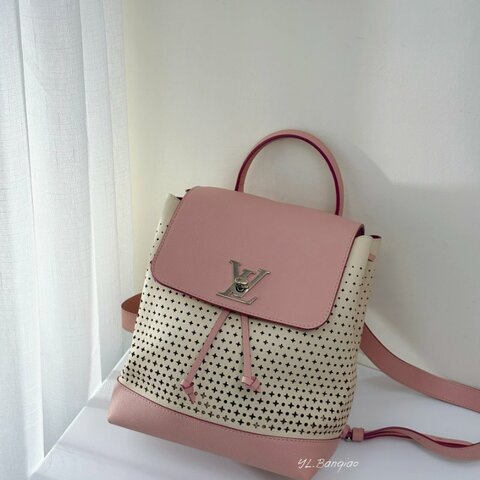 s5442-LV  Lockme 粉紅拚象牙色牛皮穿孔後背包M54577