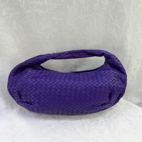 這款 Bottega Veneta Hobo 包採用品牌經典的紫色 Intrecciato 編織皮革製成