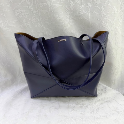 Loewe 的藍色亮面小牛皮 Puzzle Fold 手袋
