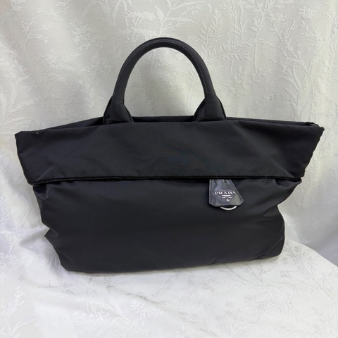 這款包包是 Prada 的經典 Tessuto 系列