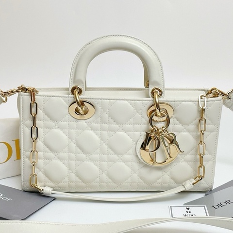Dior 迪奧 Lady D-Joy 中號 橫款戴妃包 經典藤格紋菱格 金屬 logo 吊飾 自帶手提柄，搭配鏈條肩帶 尺寸26*14*6