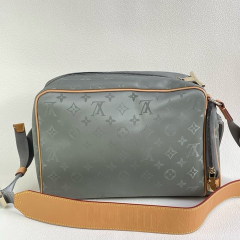 Louis Vuitton 路易威登 鐳射系列相機包 尺寸28*20*10