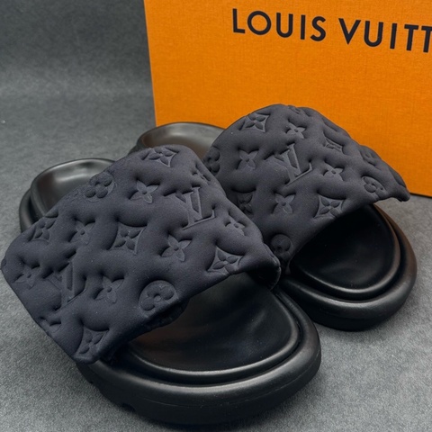 Louis vuitton路易威登LV 黑色浮雕滿印拖鞋 37碼