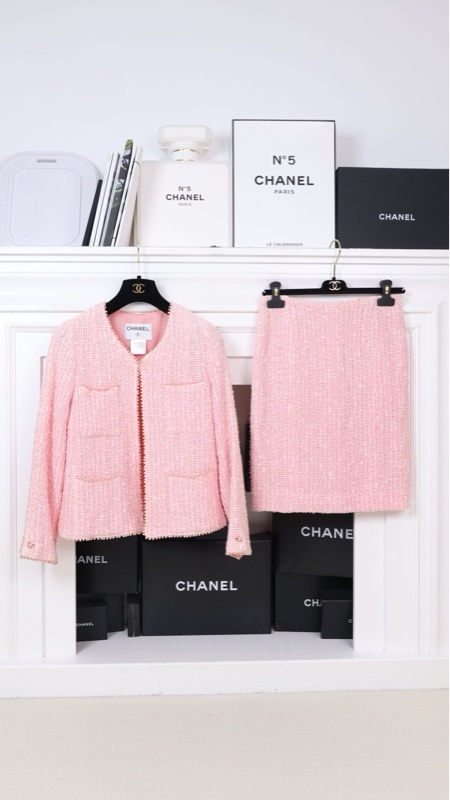 Chanel 99年粉色珍珠滚边粗花呢四口袋外套半裙套装