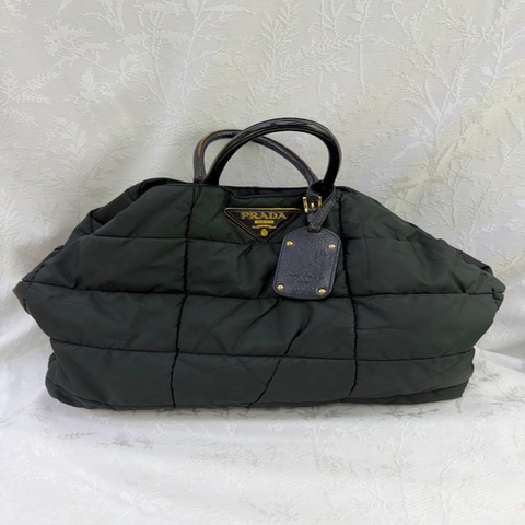 這是一款經典的 Prada 絎縫尼龍手提包