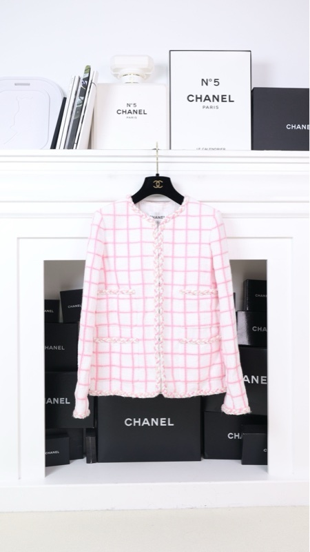 Chanel23C早春度假秀款粉白格纹钻扣四口袋外套
