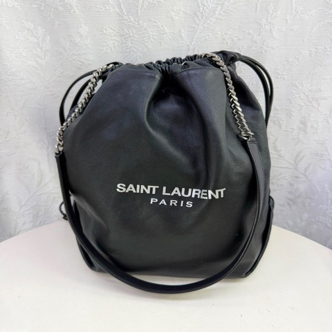 這是聖羅蘭（Saint Laurent）的黑色 Teddy 皮革水桶包
