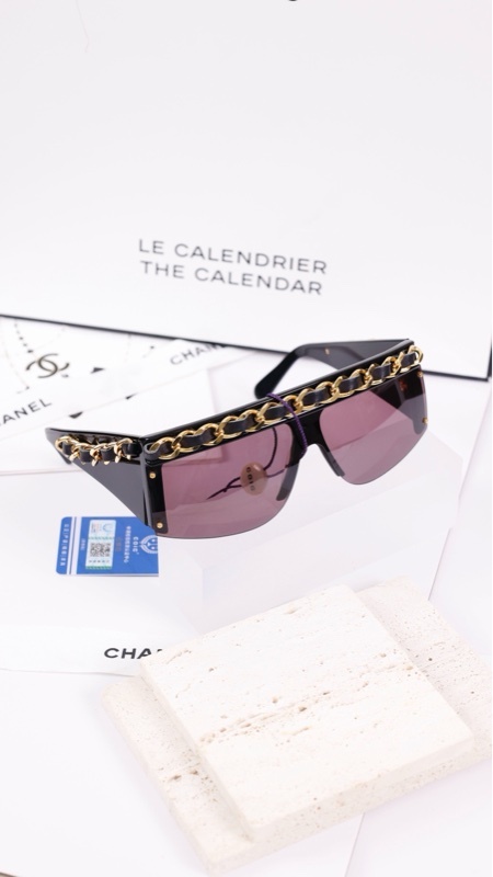 Chanel 92年秀款黑金皮穿链酒红色镜框宽腿墨镜