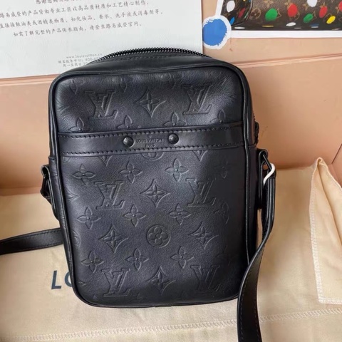 Louis Vuitton • 經典全皮壓紋老花全黑相機包 So Black