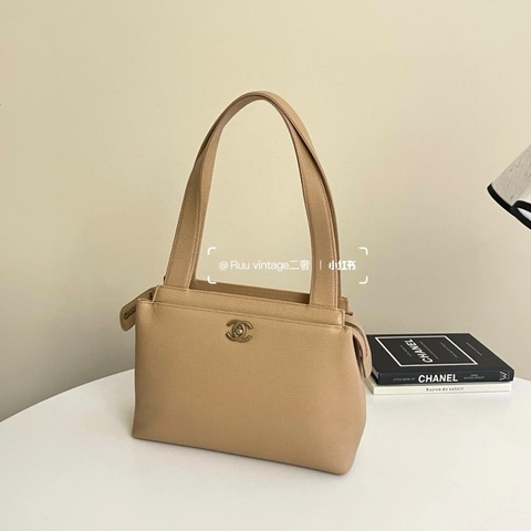 Chanel • 經典奶茶色荔枝牛皮金釦Kelly單肩包 🈶保卡