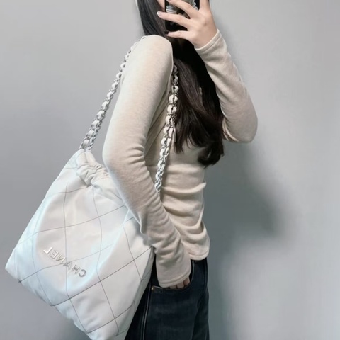 Chanel 22Bag 白銀 中號