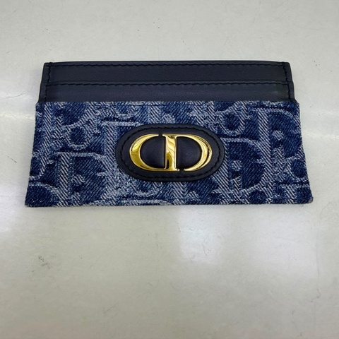這款 DIOR 30 Montaigne Freesia 卡片套