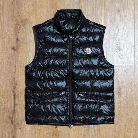 《仙闆名牌精品》MONCLER GUI GILET GUI VEST 黑色 輕羽絨 羽絨背心 防風背心