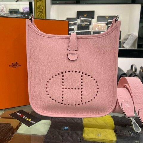 東區正精品㊣HERMES MINI EVELYNE 23cm 最新款全新愛馬仕粉色全皮H 洞洞銀釦迷你斜背包 K刻 RZ6563